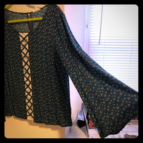 Bell sleeve blouse - Picture 1 of 4
